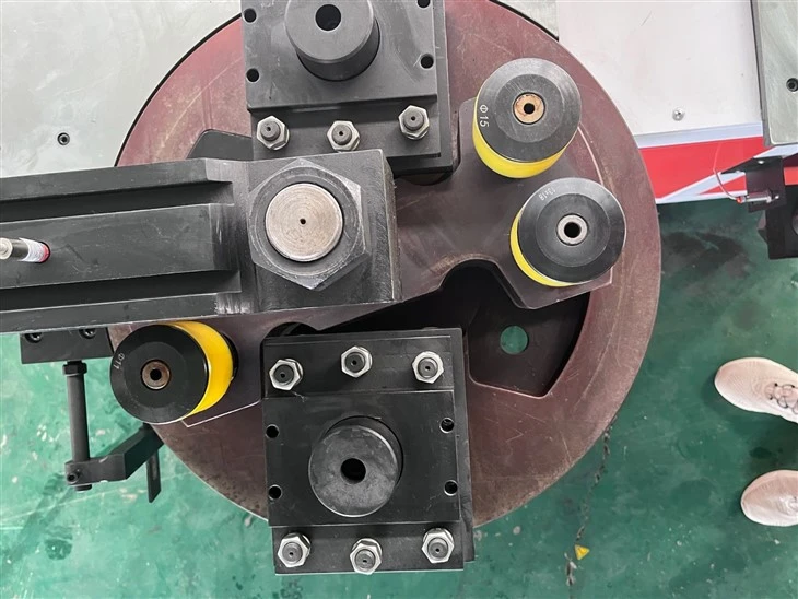 Busbar Bending Cutting And 4 Punching Holes Machine For Copper Processing Manufacturer